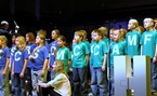 Elever från Adolf Fredriks musikklasser sjunger Majas alfabetssånger. 