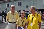 Orkestervärdarna Sven-Erik och Christina Gustafsson tillsammans med Birgitta Henning  