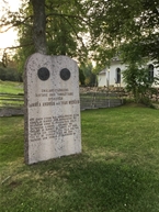 Minnesstenen vid Bellö kyrka. Foto:Carina Eldåker 